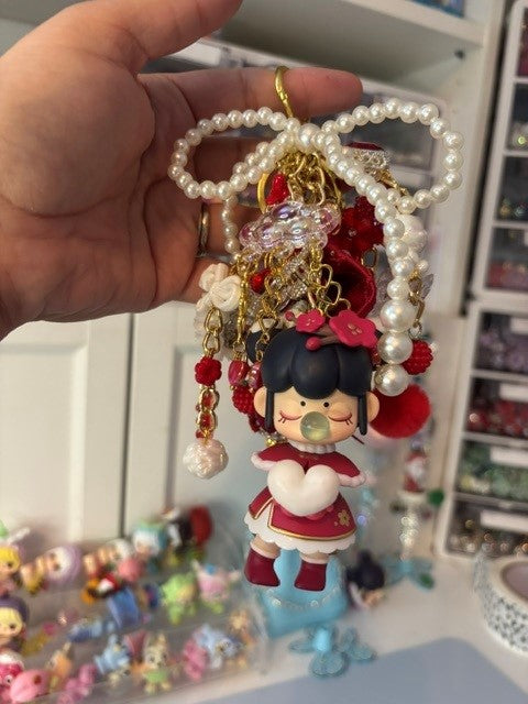 JUNK KEYCHAIN ****INCLUDES FIGURE PRE CLAIMED (ON LIVE)****