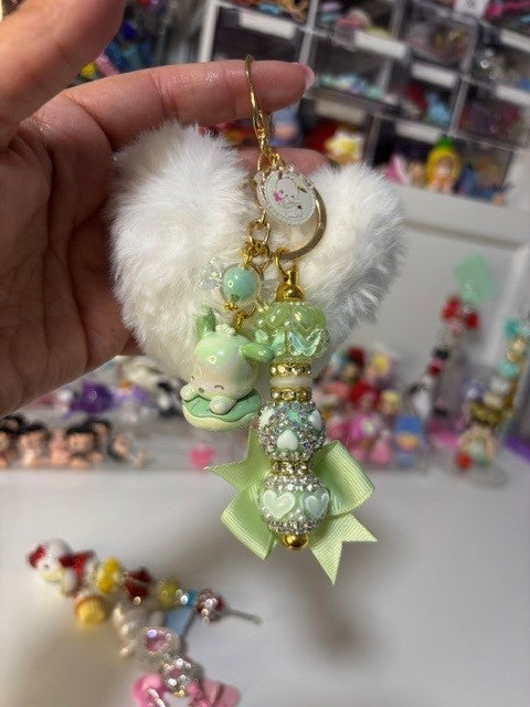 REGULAR KEYCHAIN ****INCLUDES FIGURE PRE CLAIMED (ON LIVE)****
